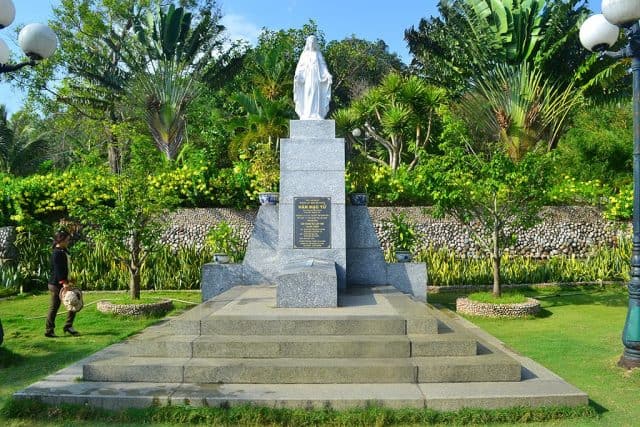 Thăm mộ Hàn Mặc Tử – Thi Nhân nổi tiếng ở Quy Nhơn