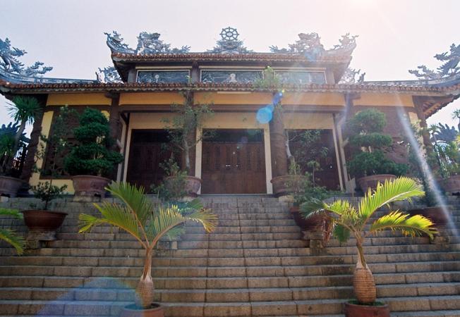 Tham quan những ngôi chùa nổi tiếng ở Nha Trang