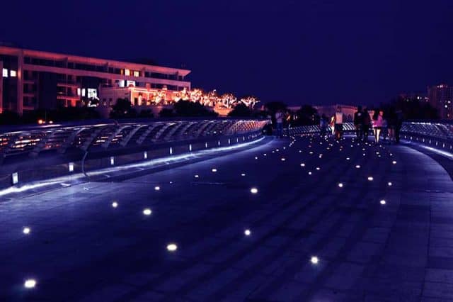 Hồ Bán Nguyệt và cầu Ánh Sao Sài Gòn – Điểm hẹn lung linh cho một đêm đáng nhớ