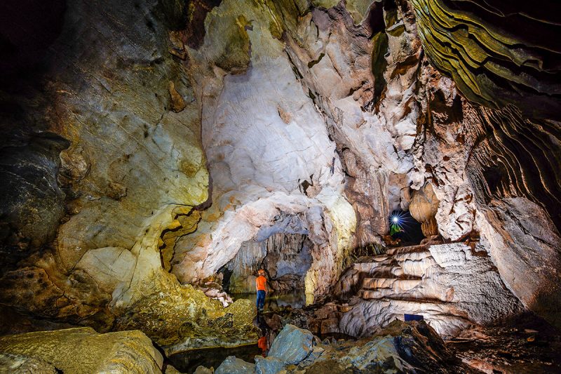 một ngày thám hiểm hang động quảng bình cùng tour khám phá hang động chà lòi