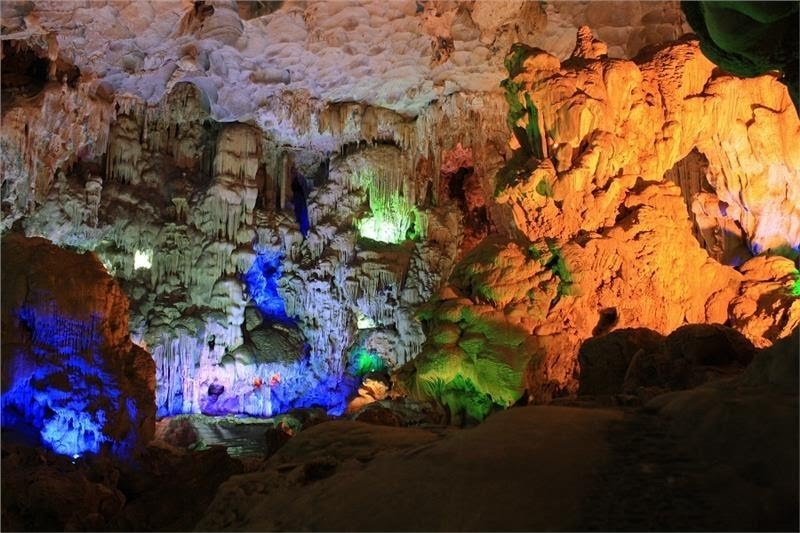 khám phá vẻ đẹp top 12 hang động ở hạ long đầy quyến rũ