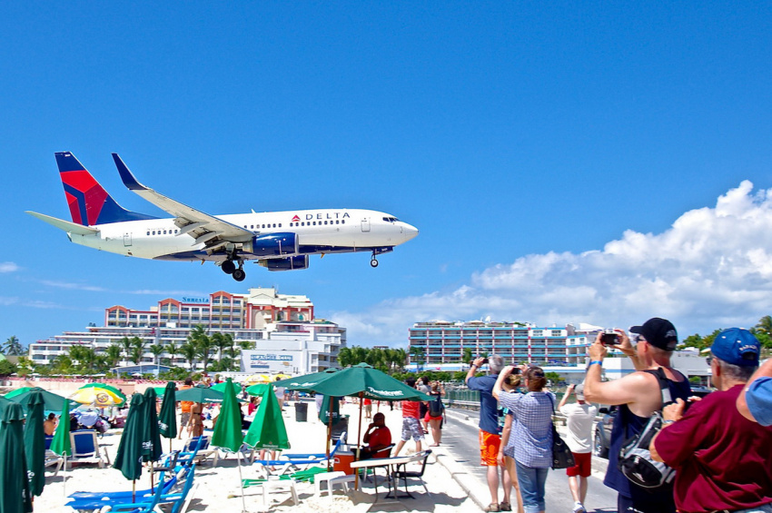 Bãi biển du khách có thể ngắm máy bay bay ngay trên đầu