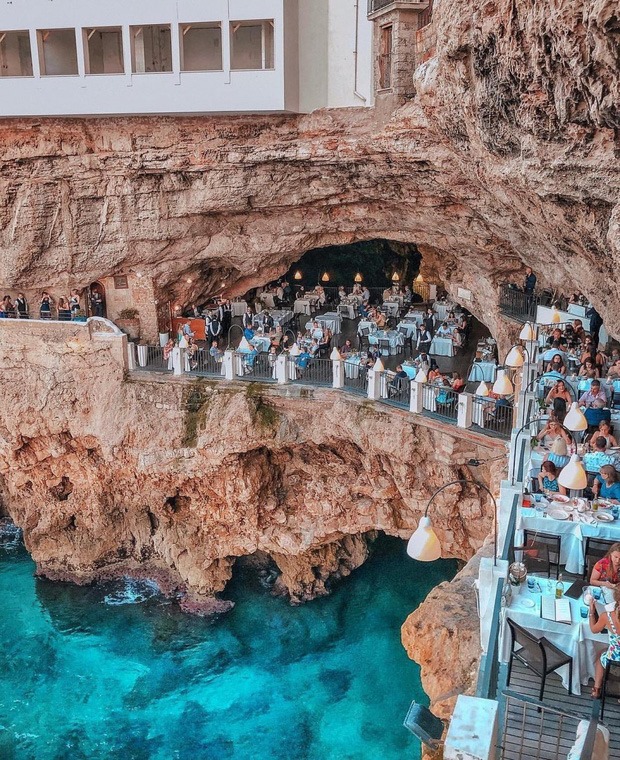 Cận cảnh nhà hàng Grotta Palazzese trong hang động ở Italy