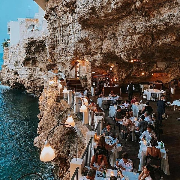 du lịch nước ý, nhà hàng grotta palazzese, điểm đến italy, cận cảnh nhà hàng grotta palazzese trong hang động ở italy