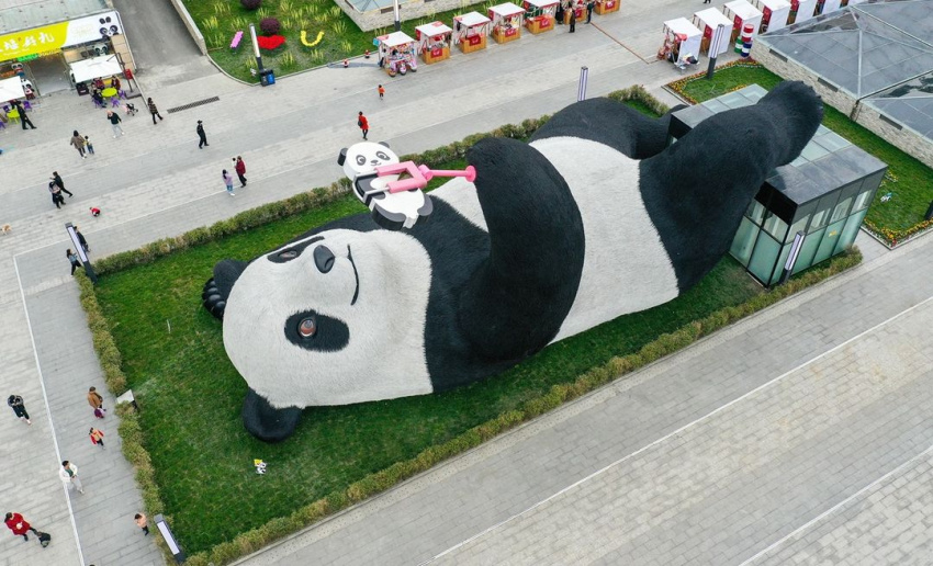 resort trung quốc, tour trung quốc, tượng selfie panda, du lịch trung quốc check-in bức tượng gấu trúc selfie khổng lồ