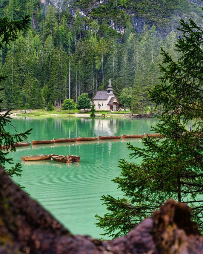 Mãn nhãn với làn nước trong veo tại hồ Prags ‘viên ngọc trai của dãy Alps’