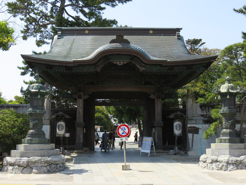 Đền Toyokawa Inari, nơi sở hữu ngọn đồi cáo đá linh thiêng ở Nhật Bản 