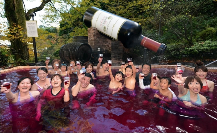 Độc đáo khu nghỉ dưỡng Yunessun Hakone Nhật Bản trải nghiệm tắm rượu vang đỏ