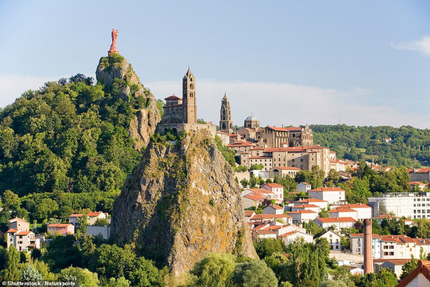 lâu đài nest, ngôi làng manarola, nhà nguyện saint-michel d'aiguilhe, thế giới, những công trình trên vách núi ấn tượng nhất thế giới