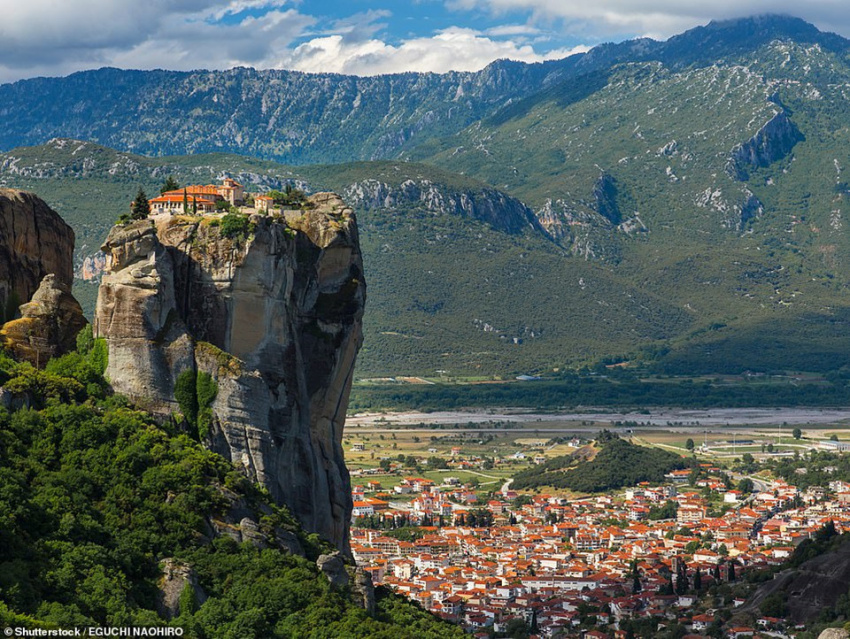 lâu đài nest, ngôi làng manarola, nhà nguyện saint-michel d'aiguilhe, thế giới, những công trình trên vách núi ấn tượng nhất thế giới