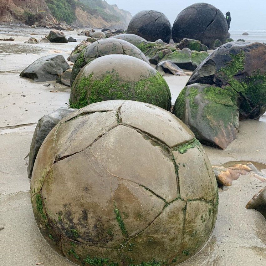 Những hòn đá ‘trứng rồng’ lạ mắt ở bãi biển Koekohe