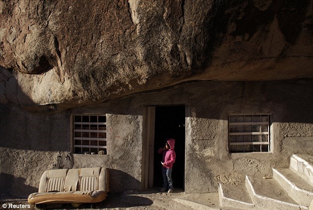 don benito hernandez, nhà nghỉ độc lạ, căn nhà nghỉ dưới tảng đá 850 tấn thu hút khách du lịch đến tham quan