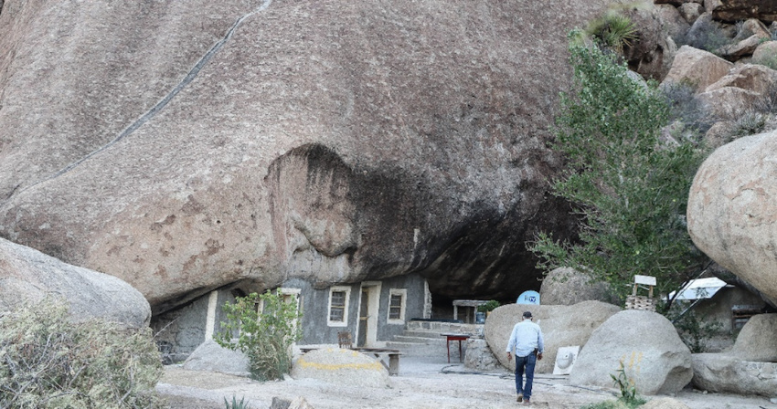 don benito hernandez, nhà nghỉ độc lạ, căn nhà nghỉ dưới tảng đá 850 tấn thu hút khách du lịch đến tham quan