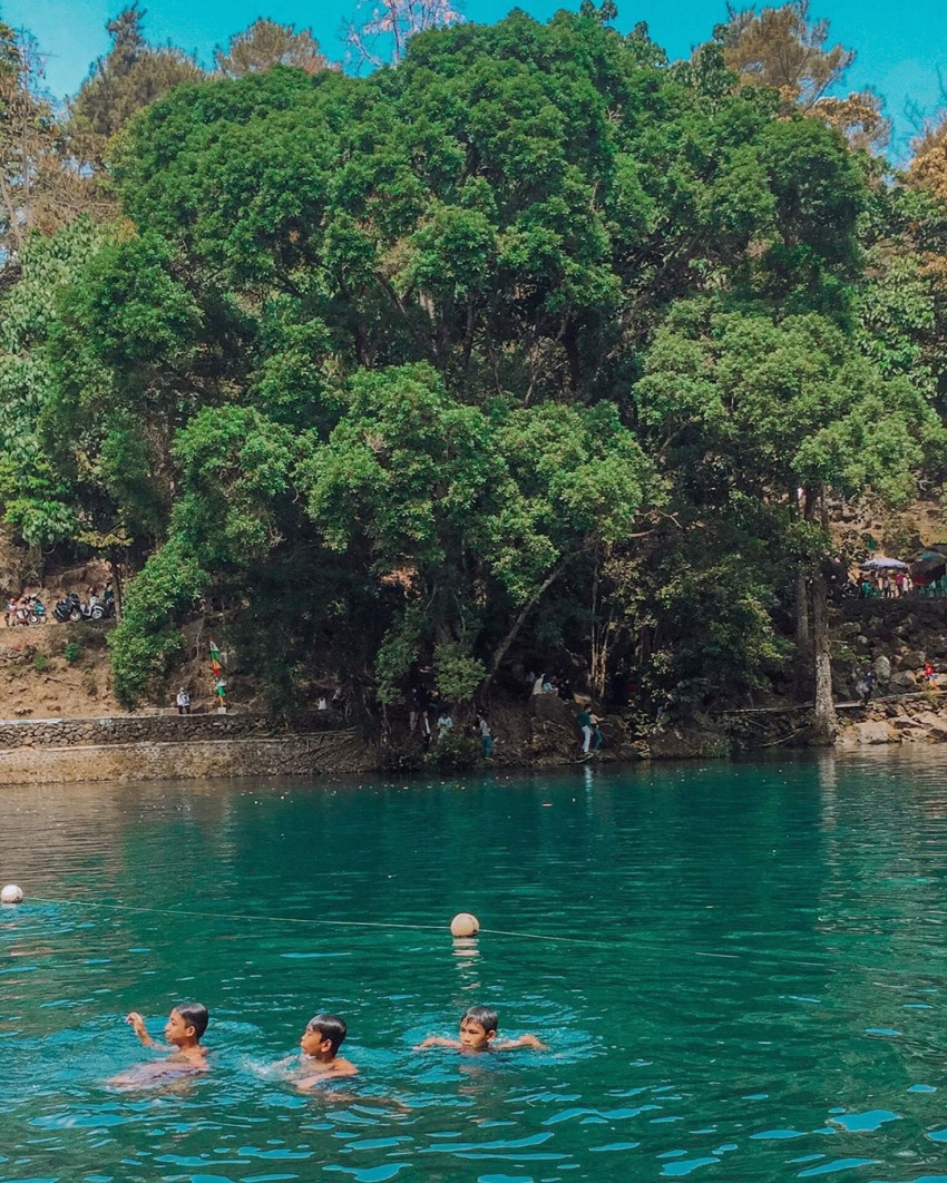du lịch bali, du lịch indonesia, hồ nước đẹp, hồ telaga biru cicerem, khách sạn bali, telaga biru cicerem, mê mẩn với telaga biru cicerem – hồ cá chép trong xanh tại indonesia