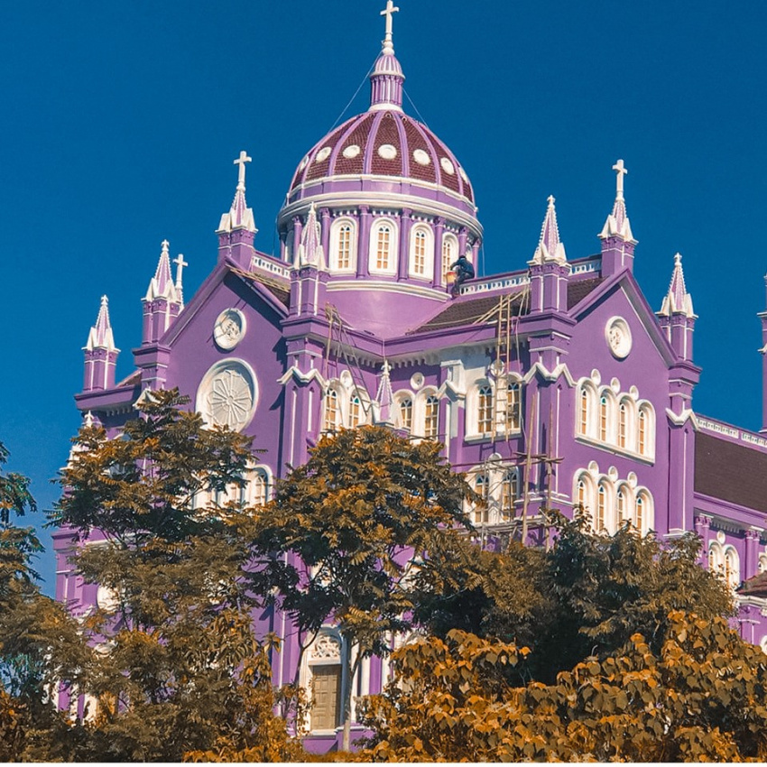 Không cần phải đi đâu xa, ngay Việt Nam cũng có nhà thờ màu tím siêu ấn tượng