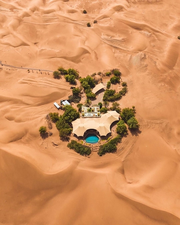 Resort hạng sang nằm lẻ giữa sa mạc