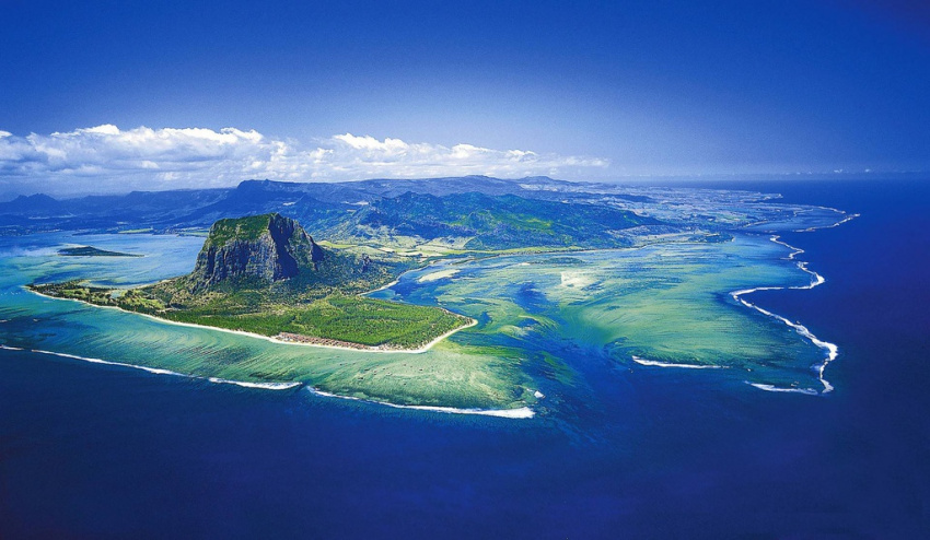 Vẻ đẹp kì diệu ngọn thác dưới đáy biển ở đảo Mauritius