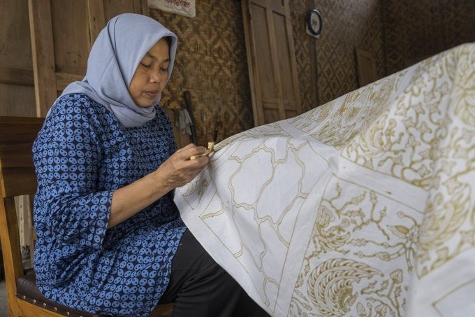 Nghề làm vải batik thủ công hàng trăm tuổi