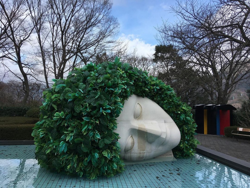 Tượng đầu người trong hồ nước hút khách ở Nhật Bản