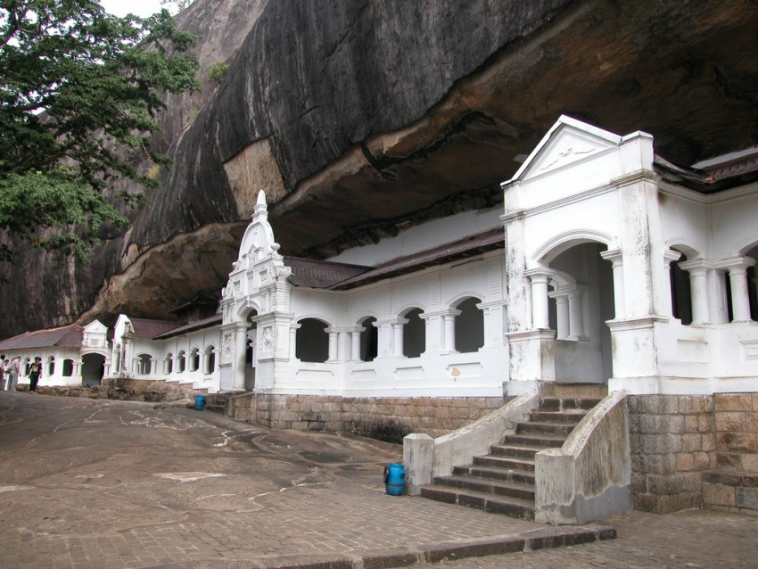 Khu đền nằm dưới khối đá khổng lồ