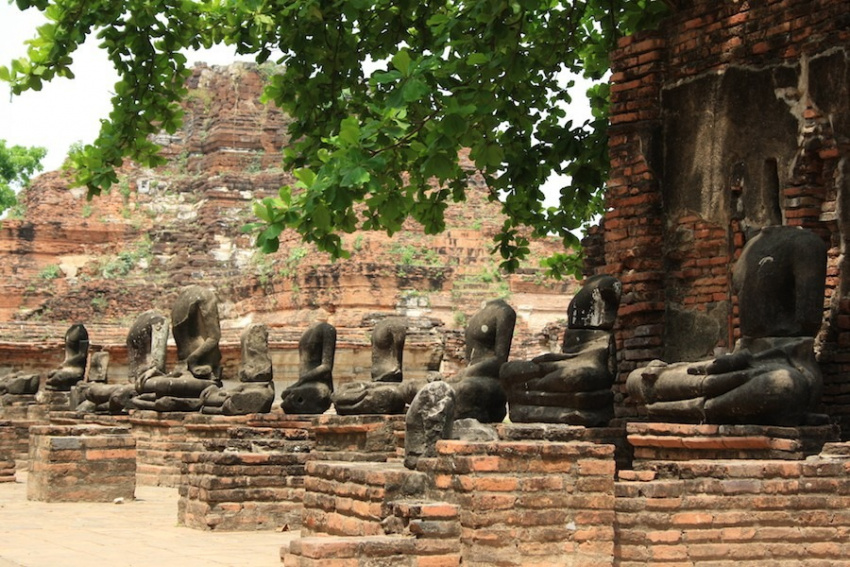 cố đô ayutthaya, du lịch ayutthaya, du lịch bangkok, khách sạn bangkok, wat mahatat, tượng mặt phật 700 tuổi ẩn mình trong rễ cây ở thái lan