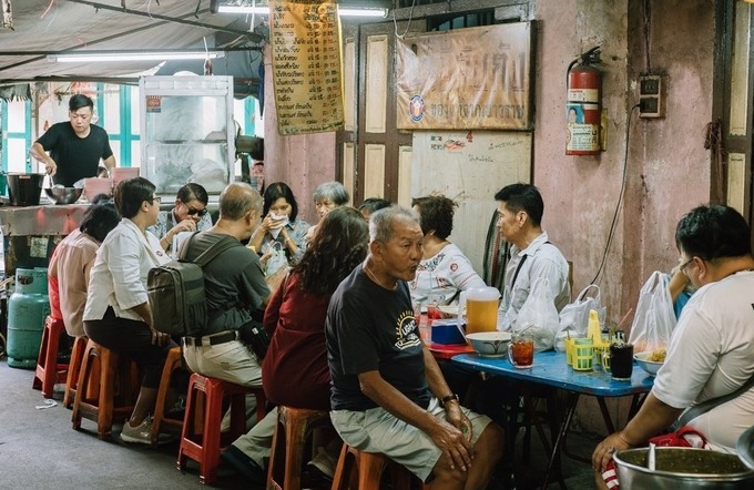 ẩm thực bangkok, ba mee jub kang, du lịch bangkok, khách sạn bangkok, mì xá xíu ‘rẻ như cho’ ở bangkok