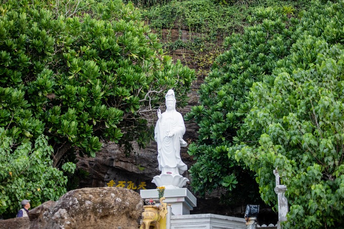 chùa hang, đảo lý sơn, ngôi chùa 400 tuổi nằm trong hang núi lửa