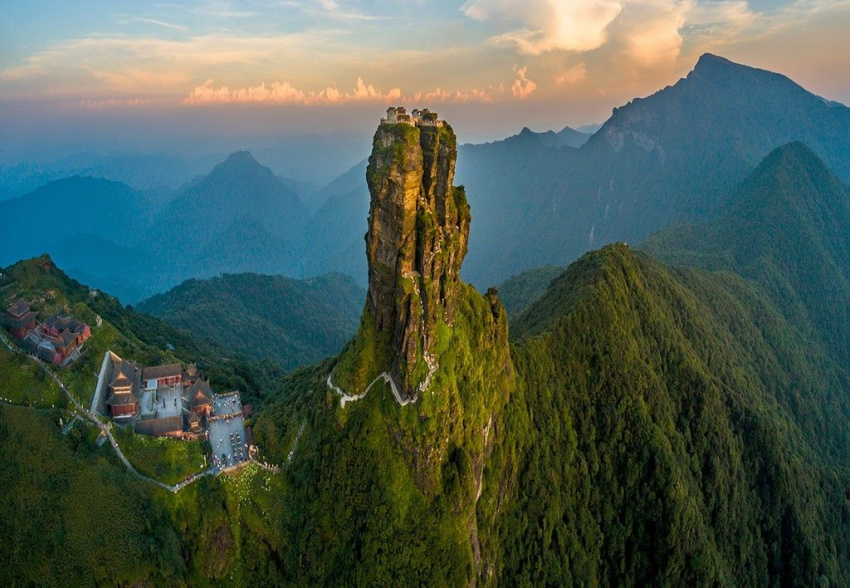 Cận cảnh 2 ngôi chùa cổ trên đỉnh núi đầy mây ở Trung Quốc