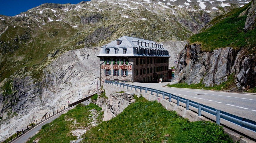 Bí ẩn khách sạn 4 mặt tiền bị bỏ hoang trên núi Alps