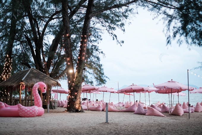 du lịch bangkok, du lịch pattaya, khách sạn bangkok, khách sạn pattaya, tutu beach cafe and bar, quán bar màu hồng sát bờ biển pattaya làm say lòng phái nữ