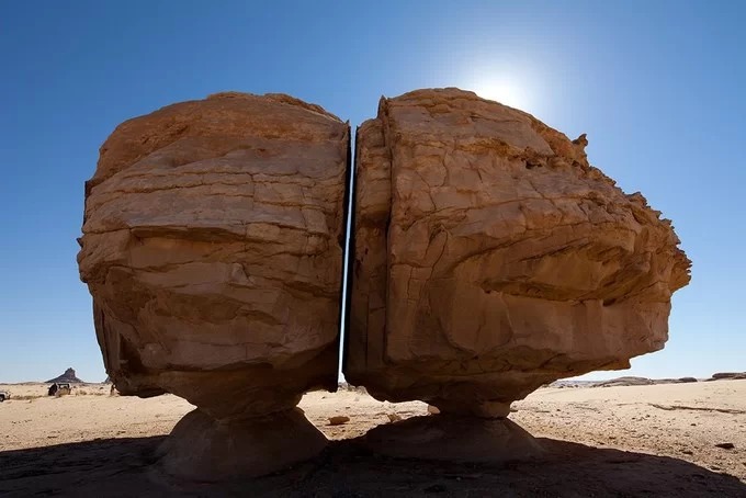 arab saudi, du lịch arab saudi, khối đá al naslaa, vết cắt bí ẩn chia đôi khối đá hàng nghìn năm tuổi ở arab saudi