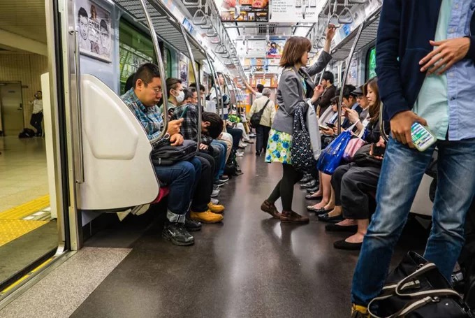 Vì sao không nên nhường ghế trên tàu điện ngầm cho người già ở Nhật