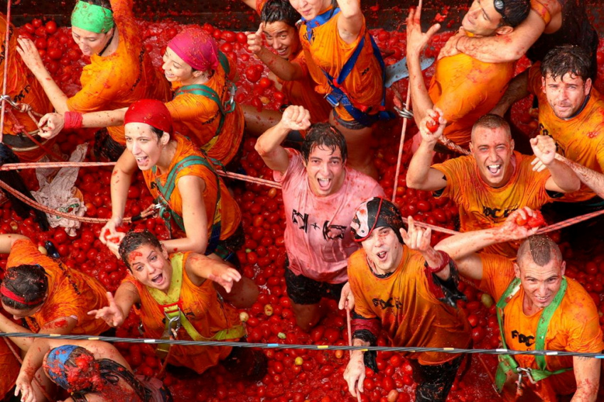 Bơi giữa ‘cơn lũ’ cà chua trong lễ hội độc đáo ở Tây Ban Nha