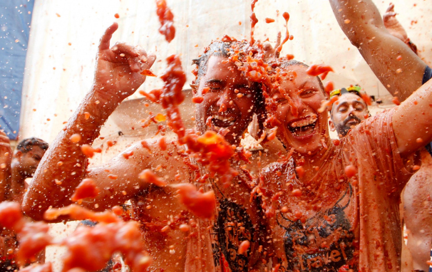 lễ hội cà chua, tây ban nha, thị trấn bunol, bơi giữa ‘cơn lũ’ cà chua trong lễ hội độc đáo ở tây ban nha