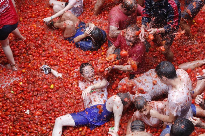 lễ hội cà chua, tây ban nha, thị trấn bunol, bơi giữa ‘cơn lũ’ cà chua trong lễ hội độc đáo ở tây ban nha
