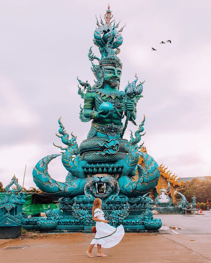 Ghé Thái Lan, check-in sống ảo tại ngôi chùa xanh dát vàng sang chảnh