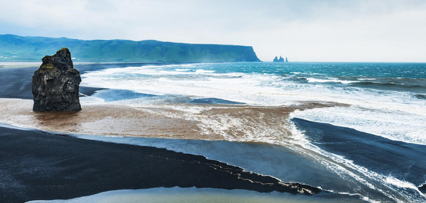 Bãi biển cát đen đẹp huyền ảo không ai được phép tắm ở Iceland