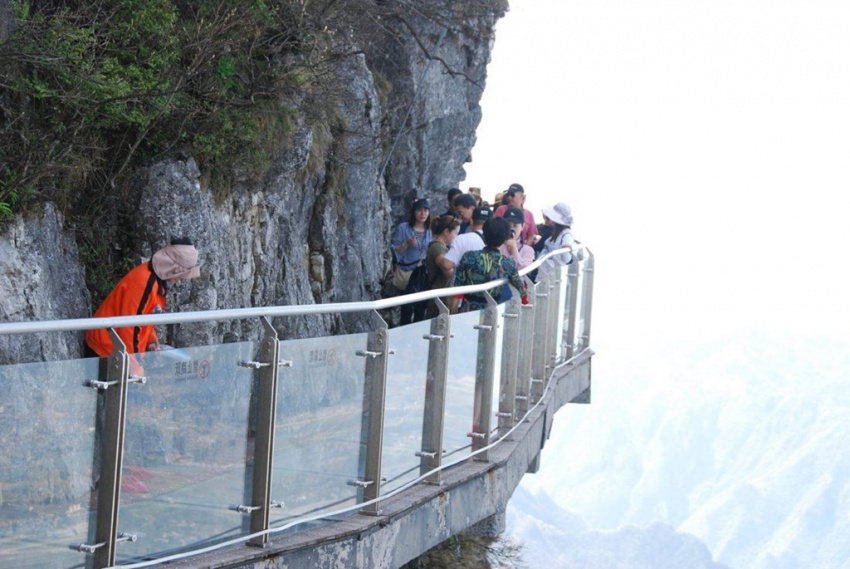 tour trung quoc gia re, trương gia giới, đi cáp treo dài 7.500 m và leo 999 bậc thang để đến cổng trời