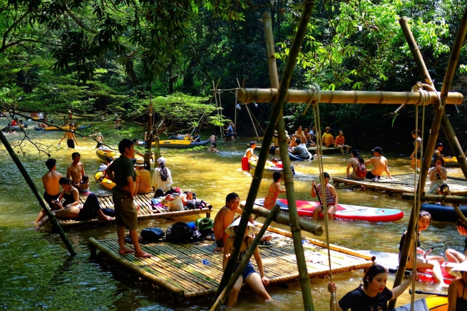 Cắm trại giữa suối ở Quảng Bình