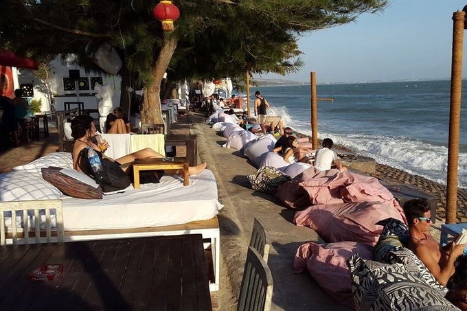 dragon beach bar, quán bar ở mũi né nơi du khách phơi nắng sát bờ biển trên gối hơi