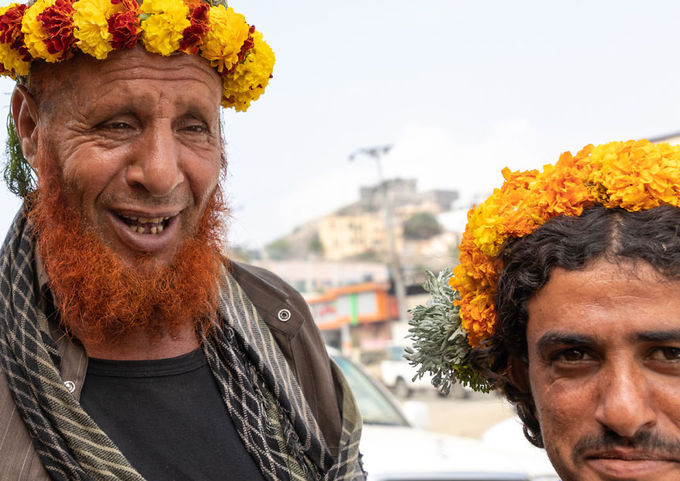 bộ tộc asir, bộ tộc tihama, đội hoa trên đầu, nơi đàn ông đội hoa trên đầu để làm đẹp và chữa bệnh
