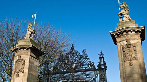 cung điện holyroodhouse, du lịch scotland, scotland, thủ đô edinburgh, lý do người scotland thích ngựa một sừng trong truyền thuyết