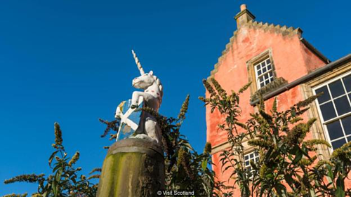 cung điện holyroodhouse, du lịch scotland, scotland, thủ đô edinburgh, lý do người scotland thích ngựa một sừng trong truyền thuyết