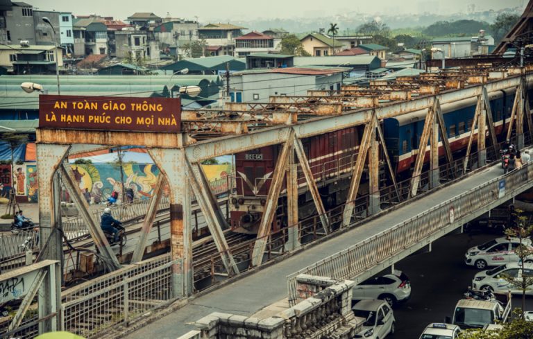 Ngắm hoàng hôn lãng mạn ở cây cầu Long Biên cổ nhất Hà Nội