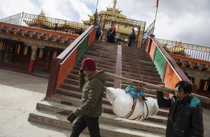 tham quan trung quốc, rùng rợn tục mai táng truyền thống ở tây tạng – cho kền kền rỉa xác