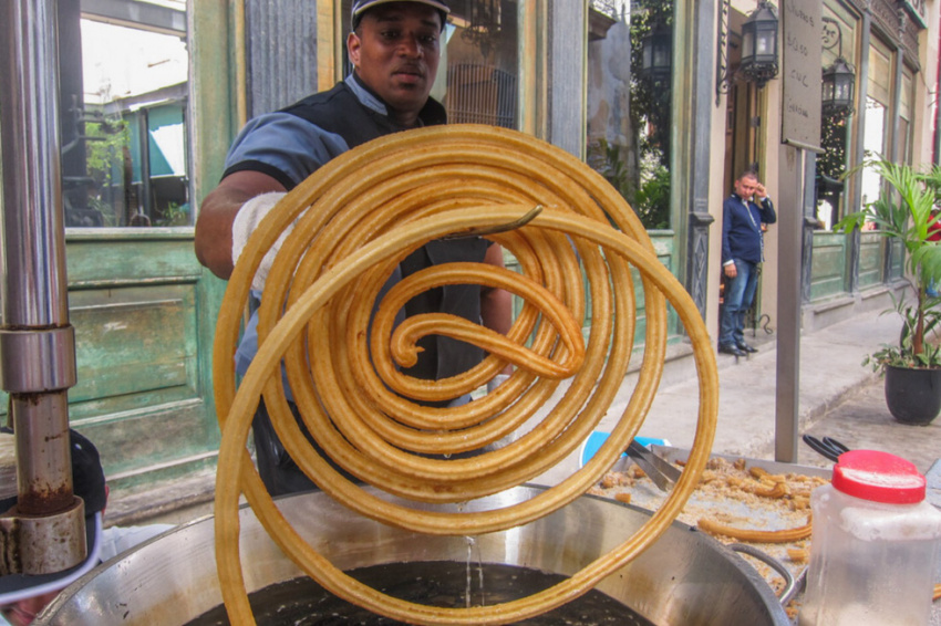 Chiếc bánh dây dài cuộn tròn như bánh xe hơi trên đường phố Cuba