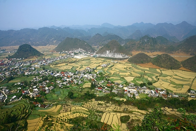 Núi đôi lạ mắt giữa thung lũng ở Hà Giang