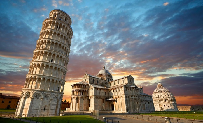 Muôn kiểu check-in sáng tạo với tháp nghiêng Pisa
