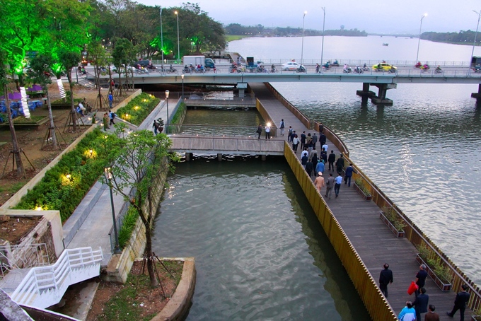 Cầu đi bộ lót sàn gỗ lim trên sông Hương hút khách tham quan
