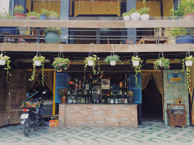 Tiệm cà phê sưu tầm nhiều đồ cổ ở trung tâm Sài Gòn